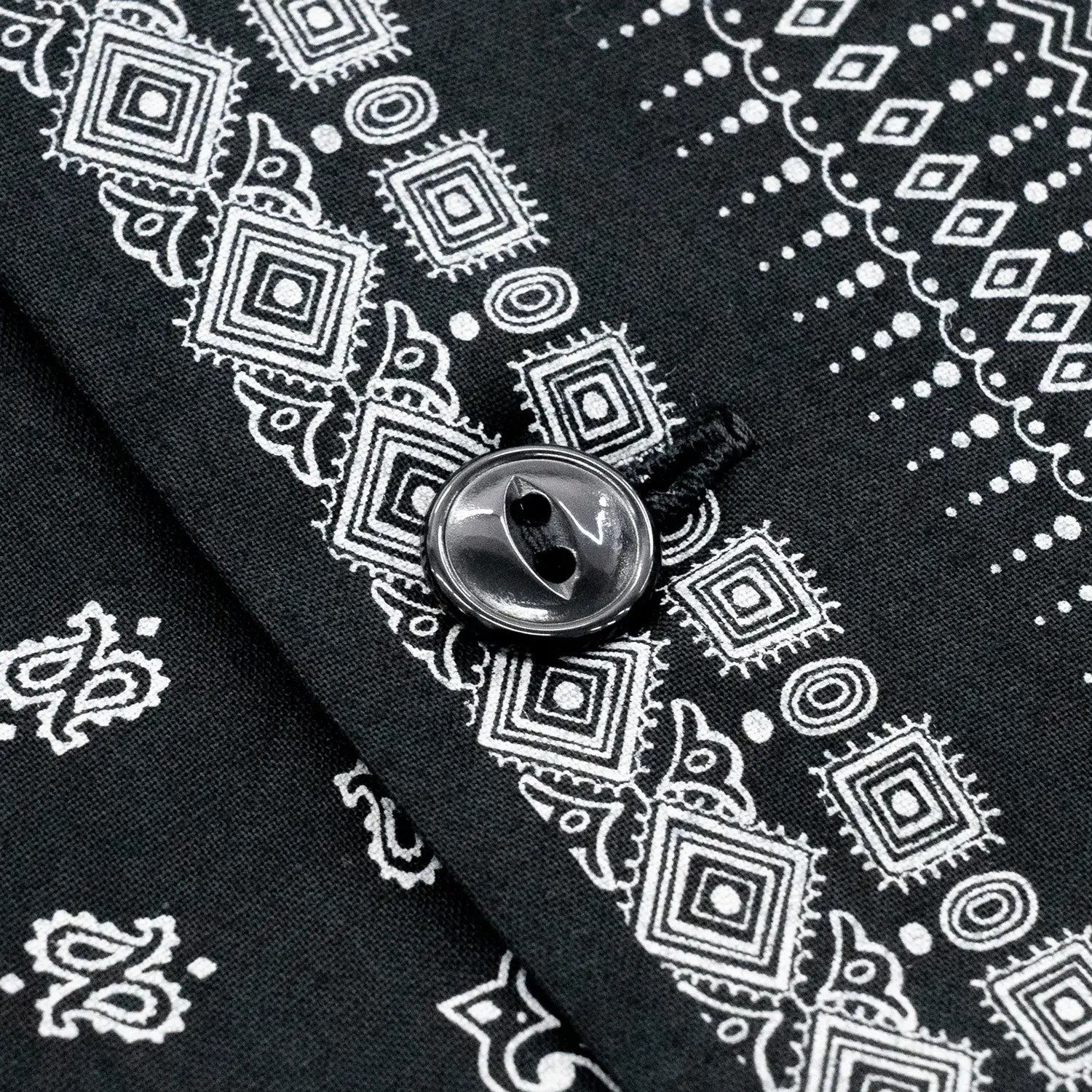 「SUGER CANE」ヴィンテージのバンダナの柄を散りばめてパッチワーク風総柄プリントシャツ「NATIVE AMERICAN BANDANA PATCHWORK PRINT OPEN SHIRT」のBLACKカラーのボタンの写真