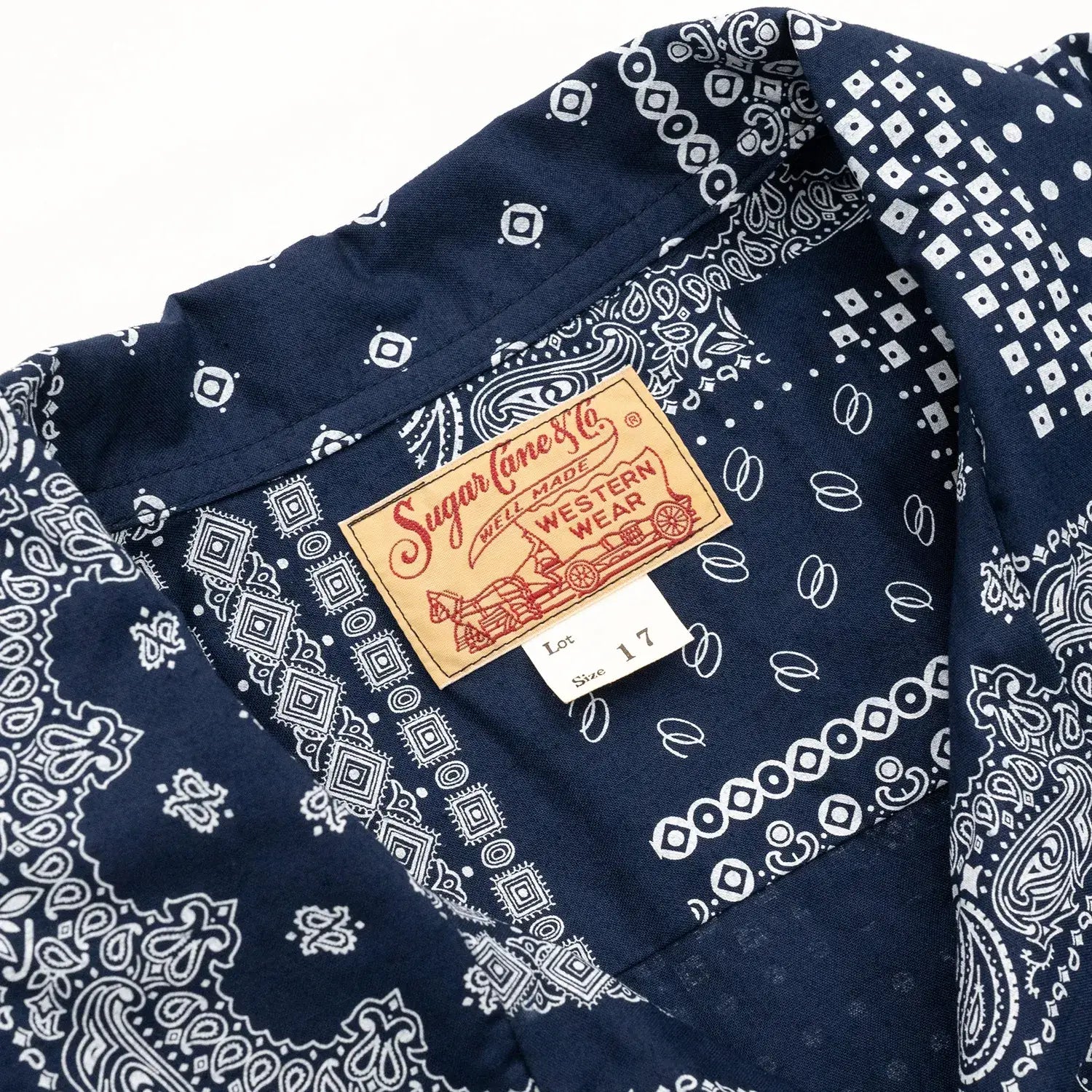「SUGER CANE」ヴィンテージのバンダナの柄を散りばめてパッチワーク風総柄プリントシャツ「NATIVE AMERICAN BANDANA PATCHWORK PRINT OPEN SHIRT」のNAVYカラーの襟部分の写真