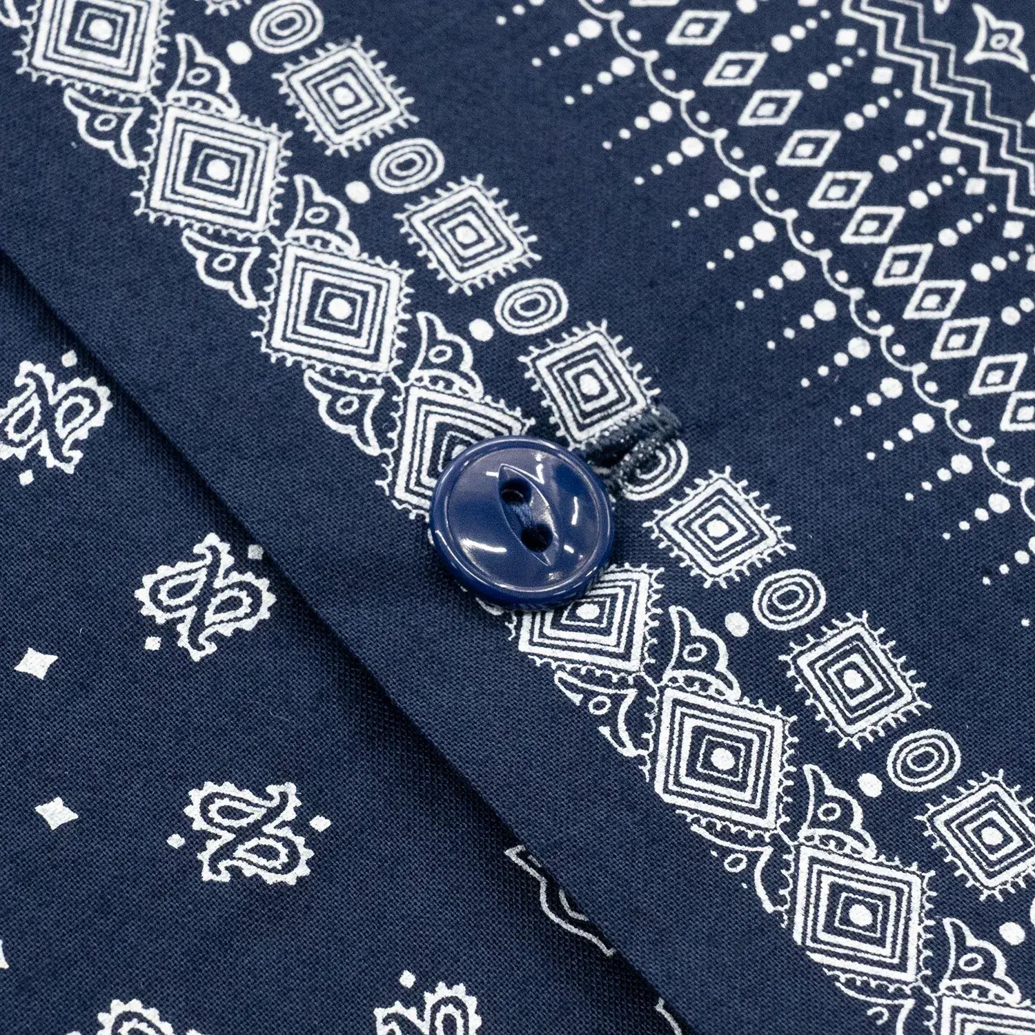 「SUGER CANE」ヴィンテージのバンダナの柄を散りばめてパッチワーク風総柄プリントシャツ「NATIVE AMERICAN BANDANA PATCHWORK PRINT OPEN SHIRT」のNAVYカラーのボタンの写真