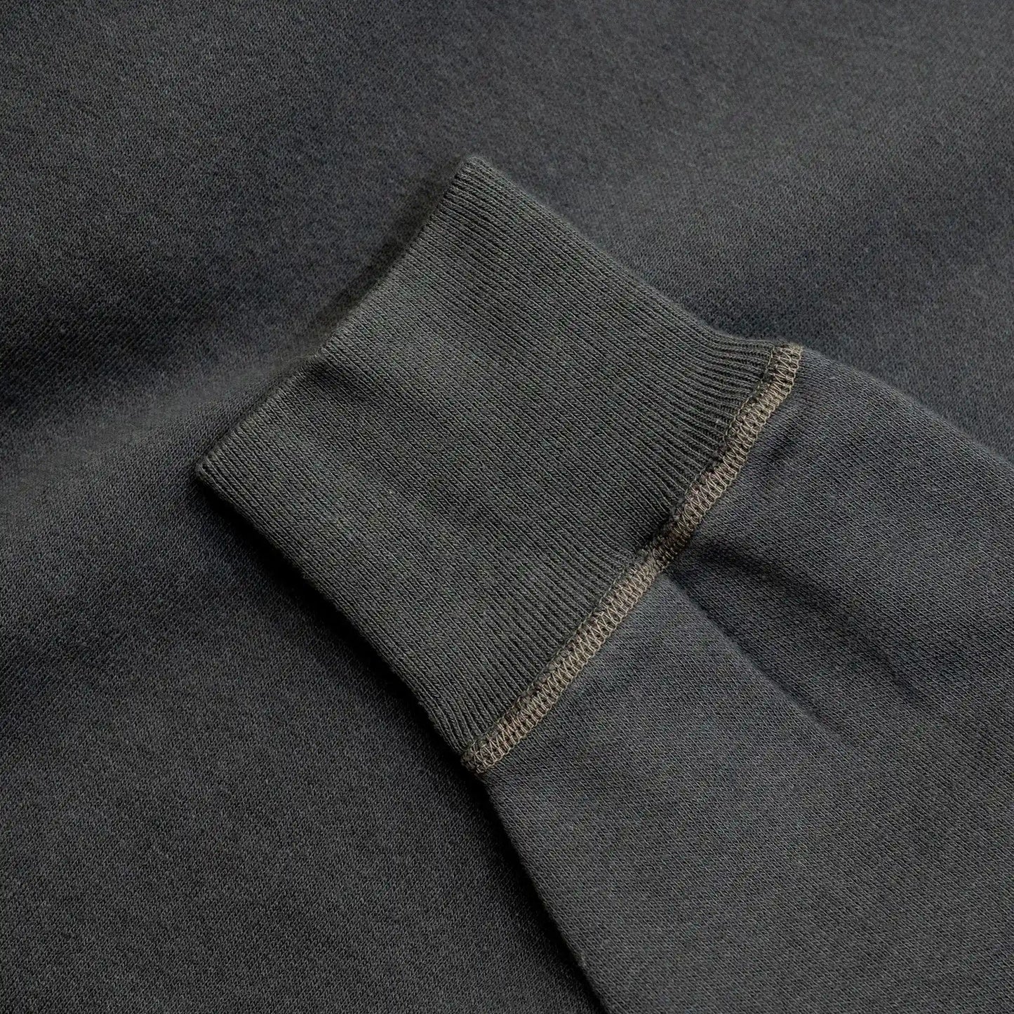 東洋エンタープライズが展開する人気ブランド「BUZZ RICKSON'S(バズリクソンズ)」のこだわりが詰まった定番クルーネックスエット「SET-IN CREW NECK SWEAT(BR65622)」のBLACKカラーの袖のリブ写真