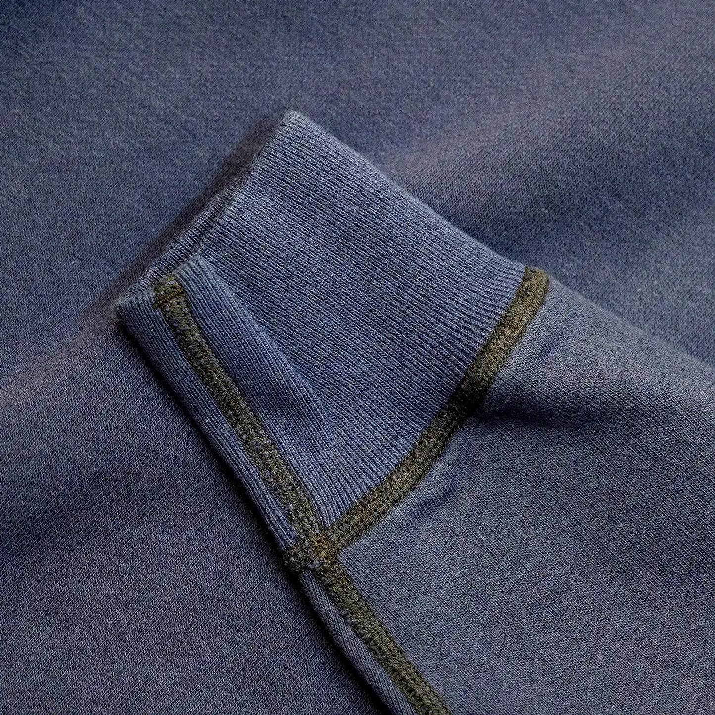 東洋エンタープライズが展開する人気ブランド「BUZZ RICKSON'S(バズリクソンズ)」のこだわりが詰まった定番クルーネックスエット「SET-IN CREW NECK SWEAT(BR65622)」のNAVYカラーの袖リブの写真