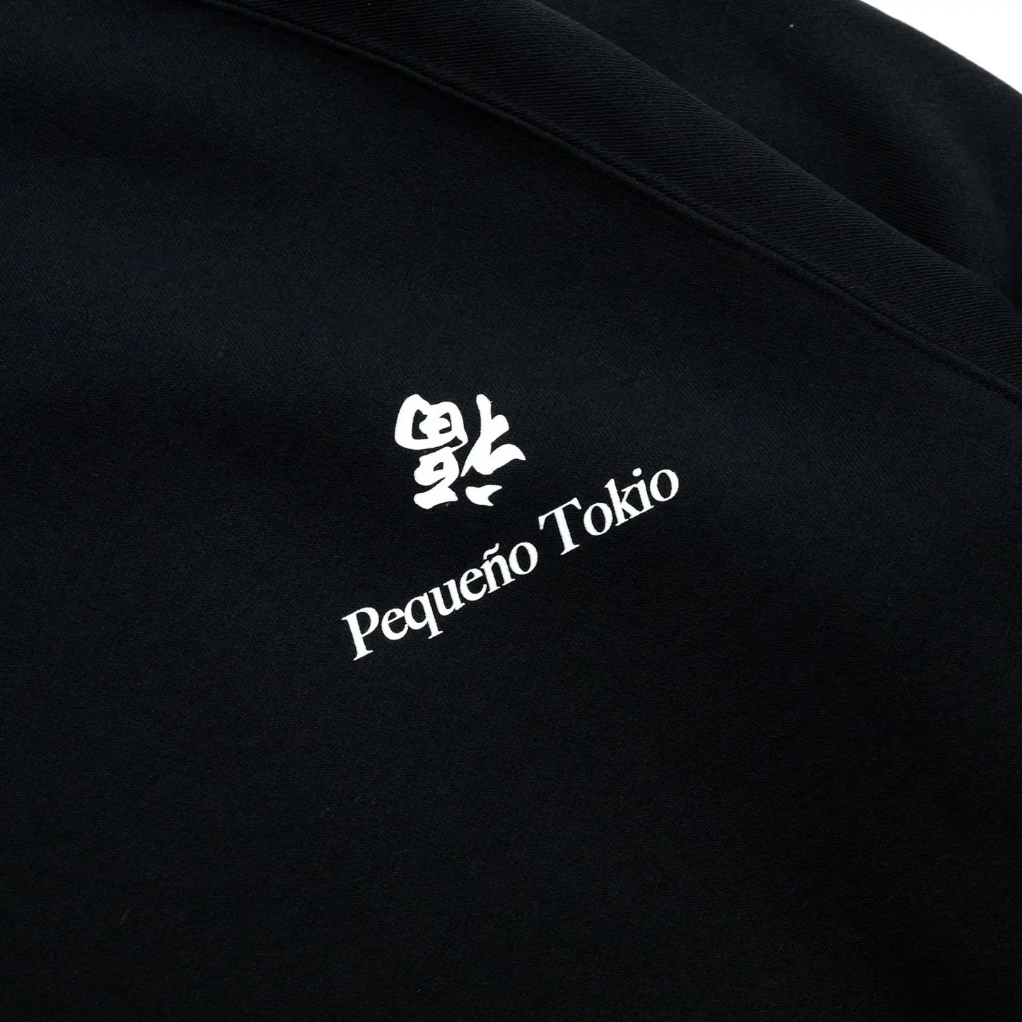 LAの日系コミュニティによるプライベートブランド「Lil' Tokyo」の新作スエット「CREW SWEAT」のBLACKカラーのフロント左胸のデザイン写真