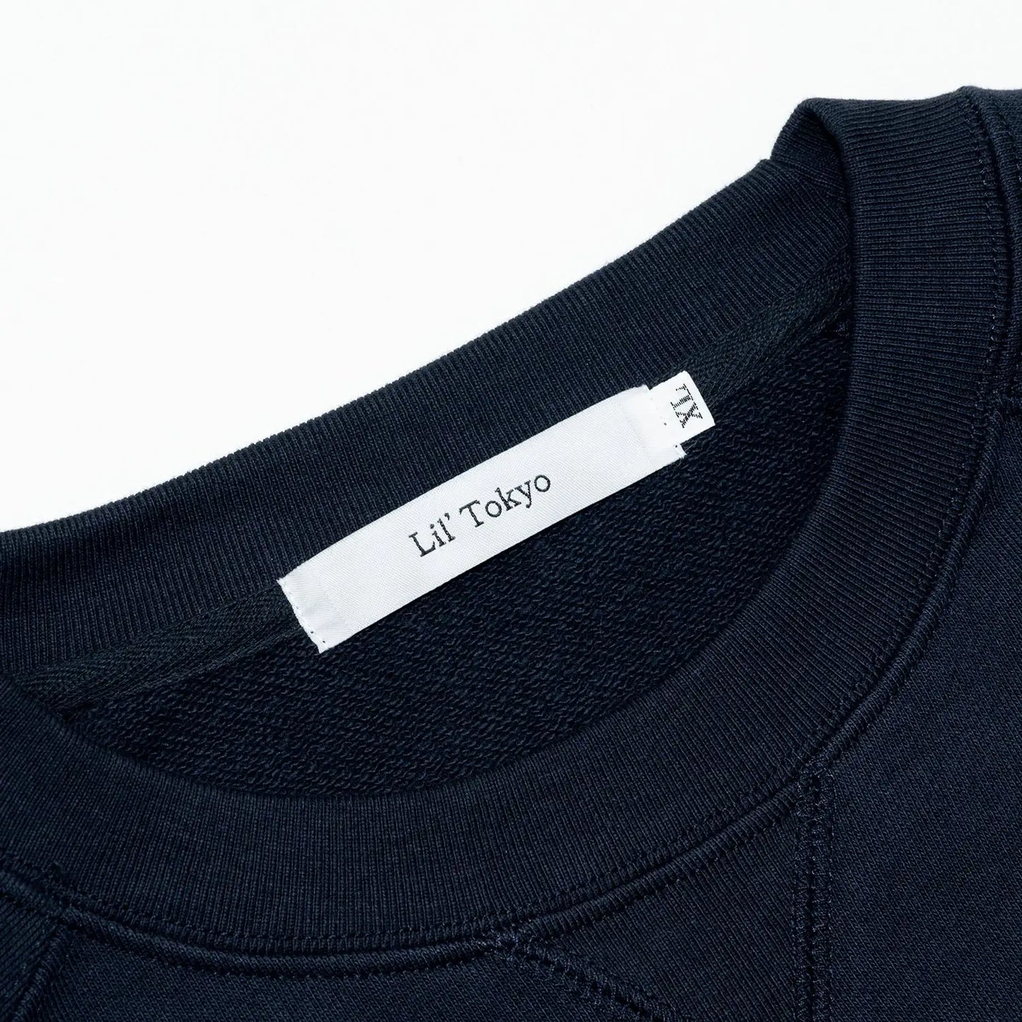 LAの日系コミュニティによるプライベートブランド「Lil' Tokyo」の新作スエット「CREW SWEAT」のNAVYカラーのブランドタグの写真