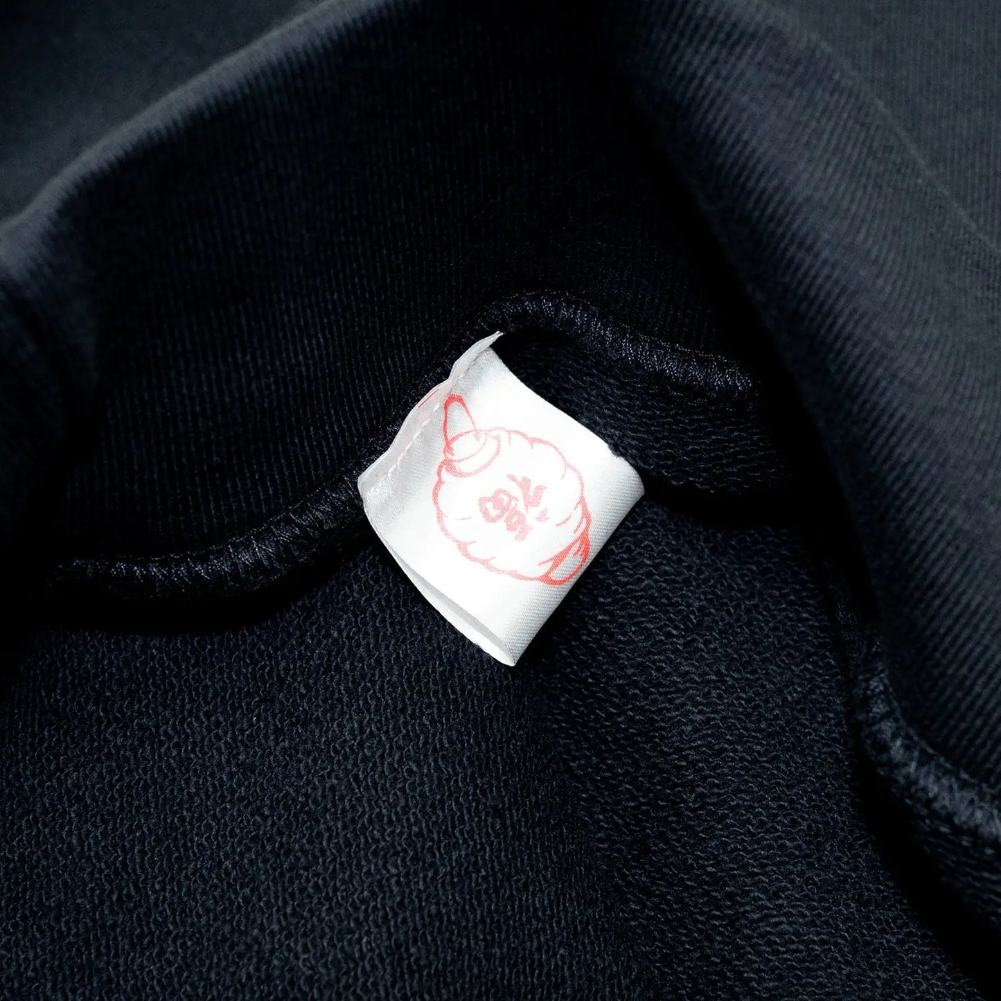 LAの日系コミュニティによるプライベートブランド「Lil' Tokyo」の新作スエット「CREW SWEAT」のNAVYカラーの内タグの写真