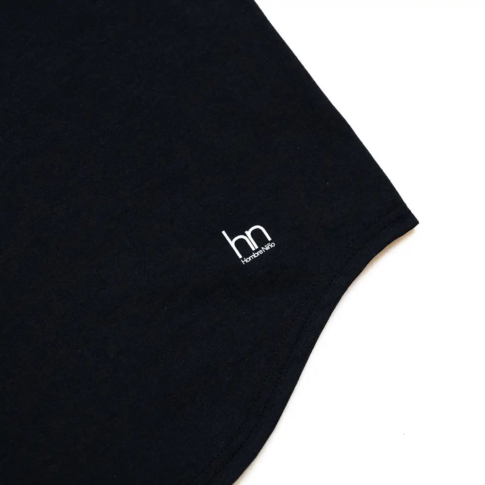 裾がラウンドカットされたHombre Nino(オンブレニーニョ)とFRUIT OF THE LOOMのダブルネームTシャツのBLACKカラーの裾のロゴデザイン写真