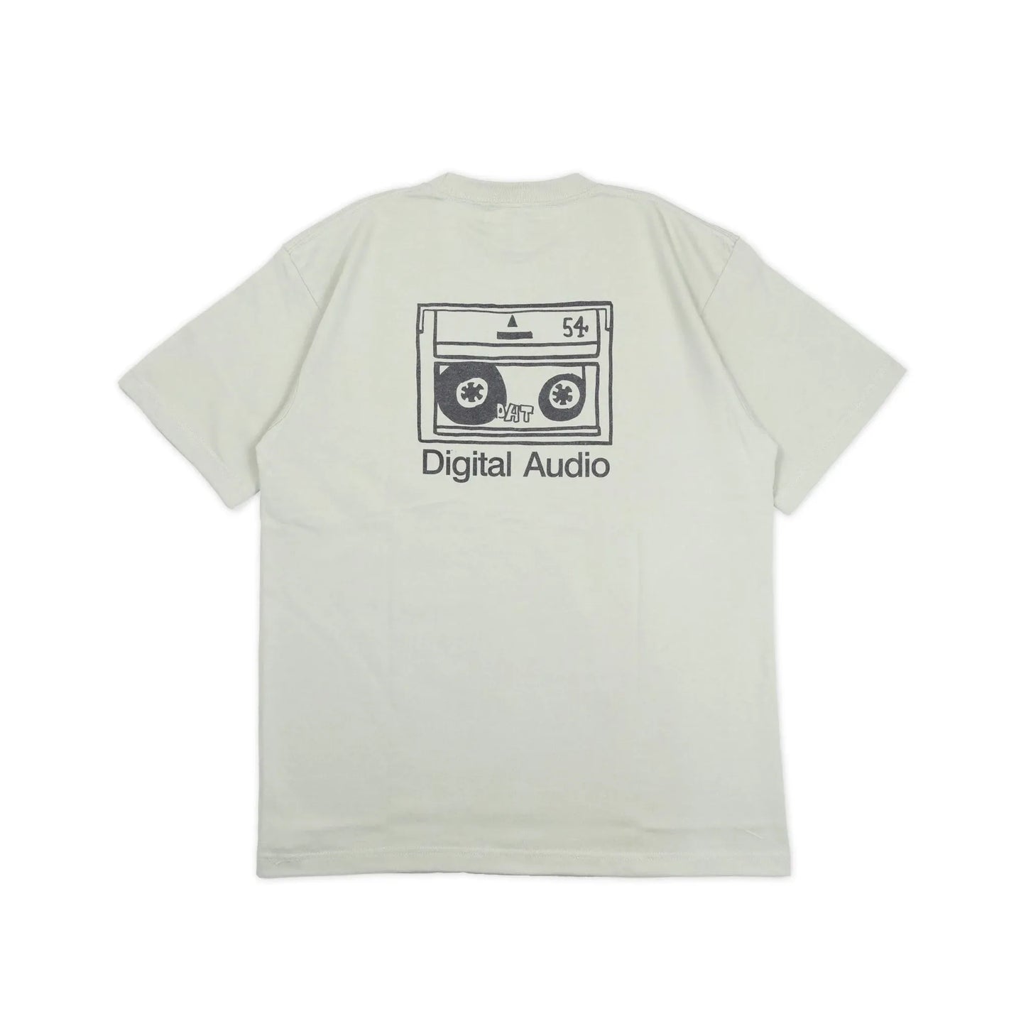 スチャダラパーのANI(アニ)氏とナオヒロック(IIIIINOUT)による「SAMUEL」の定番グラフィックのTシャツ「DAT TEE」のSAGE GREENカラーの背面からの商品写真