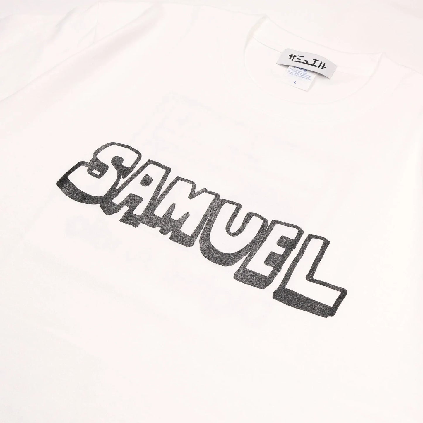 スチャダラパーのANI(アニ)氏とナオヒロック(IIIIINOUT)による「SAMUEL」の定番グラフィックのTシャツ「DAT TEE」のWHITEカラーの正面のメイングラフィック写真