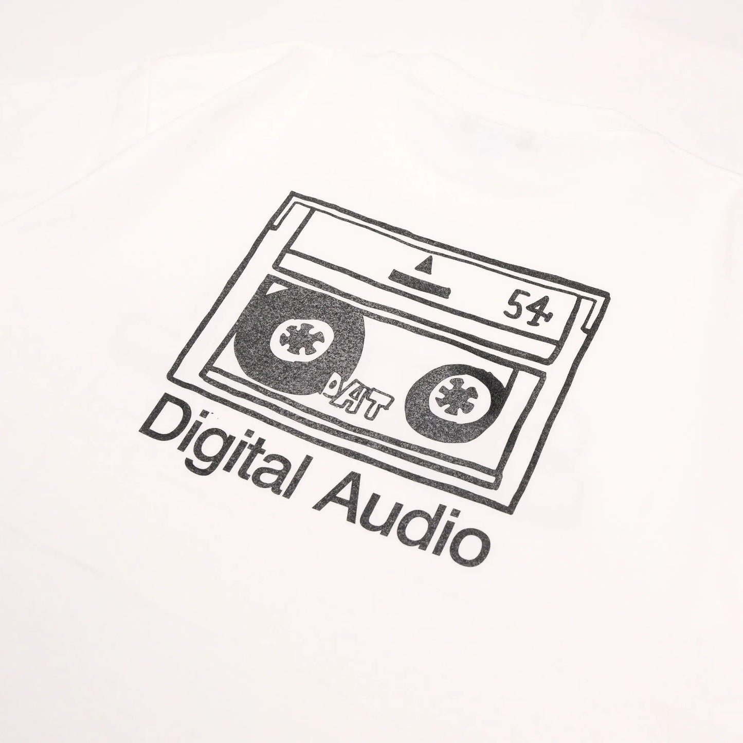 スチャダラパーのANI(アニ)氏とナオヒロック(IIIIINOUT)による「SAMUEL」の定番グラフィックのTシャツ「DAT TEE」のWHITEカラーの背面のグラフィック写真