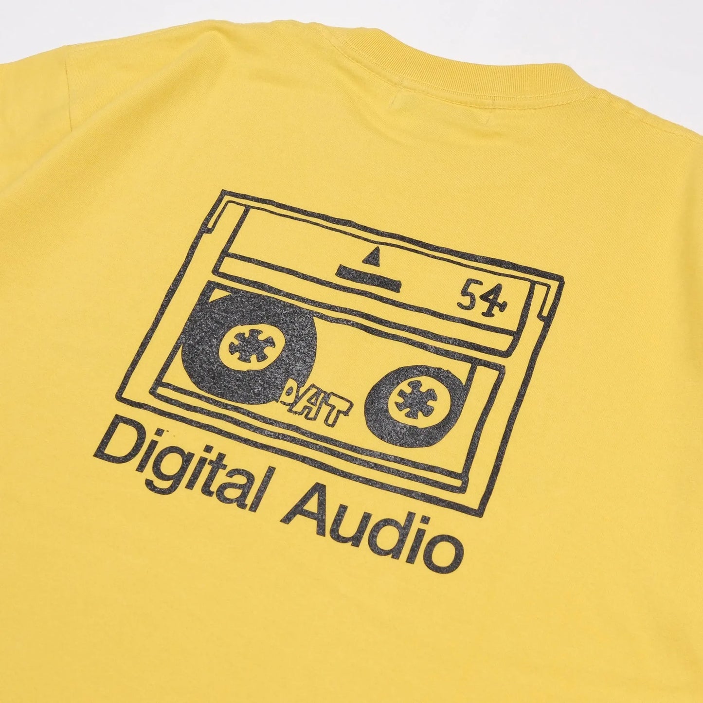スチャダラパーのANI(アニ)氏とナオヒロック(IIIIINOUT)による「SAMUEL」の定番グラフィックのTシャツ「DAT TEE」のBANANAカラーの背面のグラフィック写真