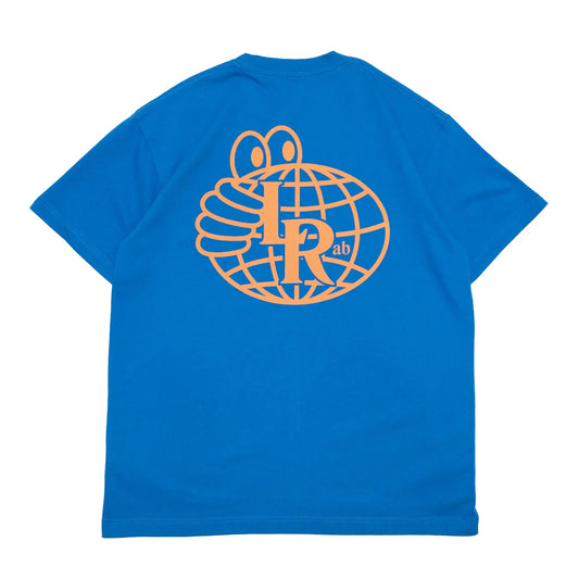 LAST RESORT AB(ラストリゾート)の背面に大きくデザインがプリントされた定番Tシャツ「ATLAS MONOGRAM S/S TEE 」の新色「ROYAL BLUE/SUNSET ORANGE」の背面の商品写真
