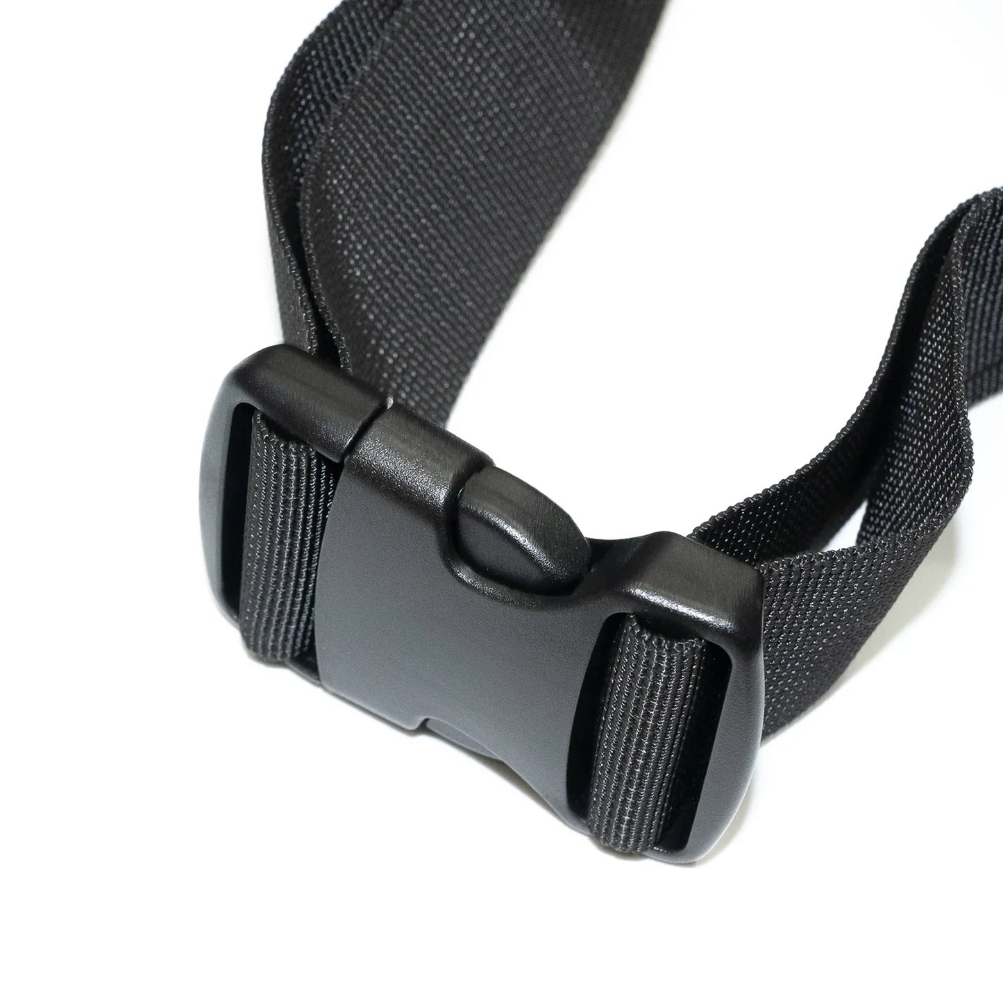 THEORIES(セオリーズ)のナイロン性ショルダーバッグ「STAMP SHOULDER BAG」のTREE CAMO(ツリーカモフラージュ柄)のバックル写真