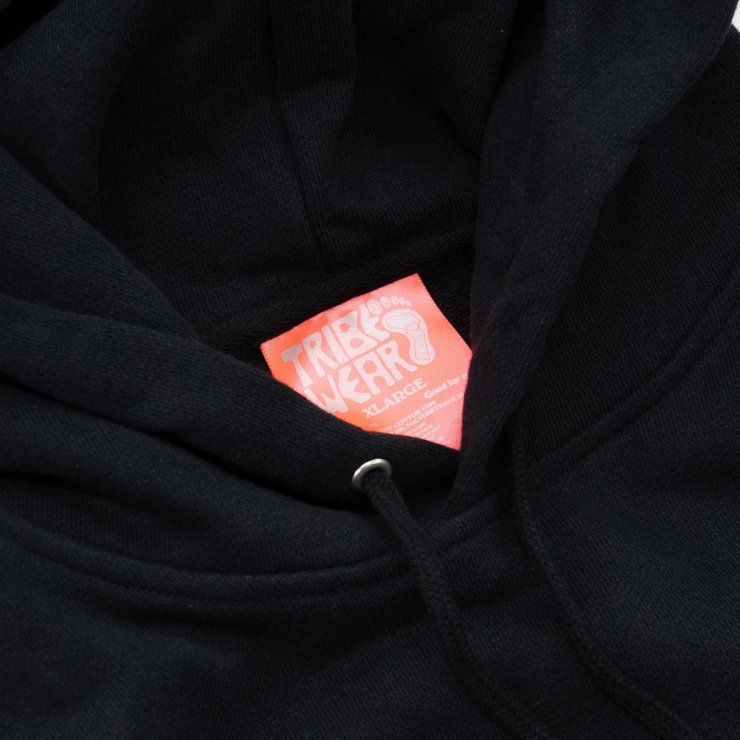 TRIBE WEAR(トライブウェア)の肉厚なフーディー|パーカー「BASIC HOODIE」のBLACKカラーの襟元の写真