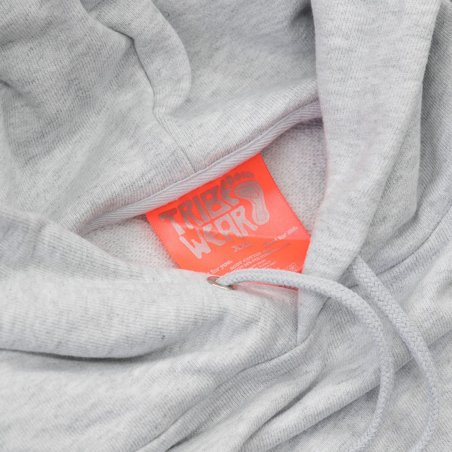 TRIBE WEAR(トライブウェア)の肉厚なフーディー|パーカー「BASIC HOODIE」のGREYカラーの襟元の写真