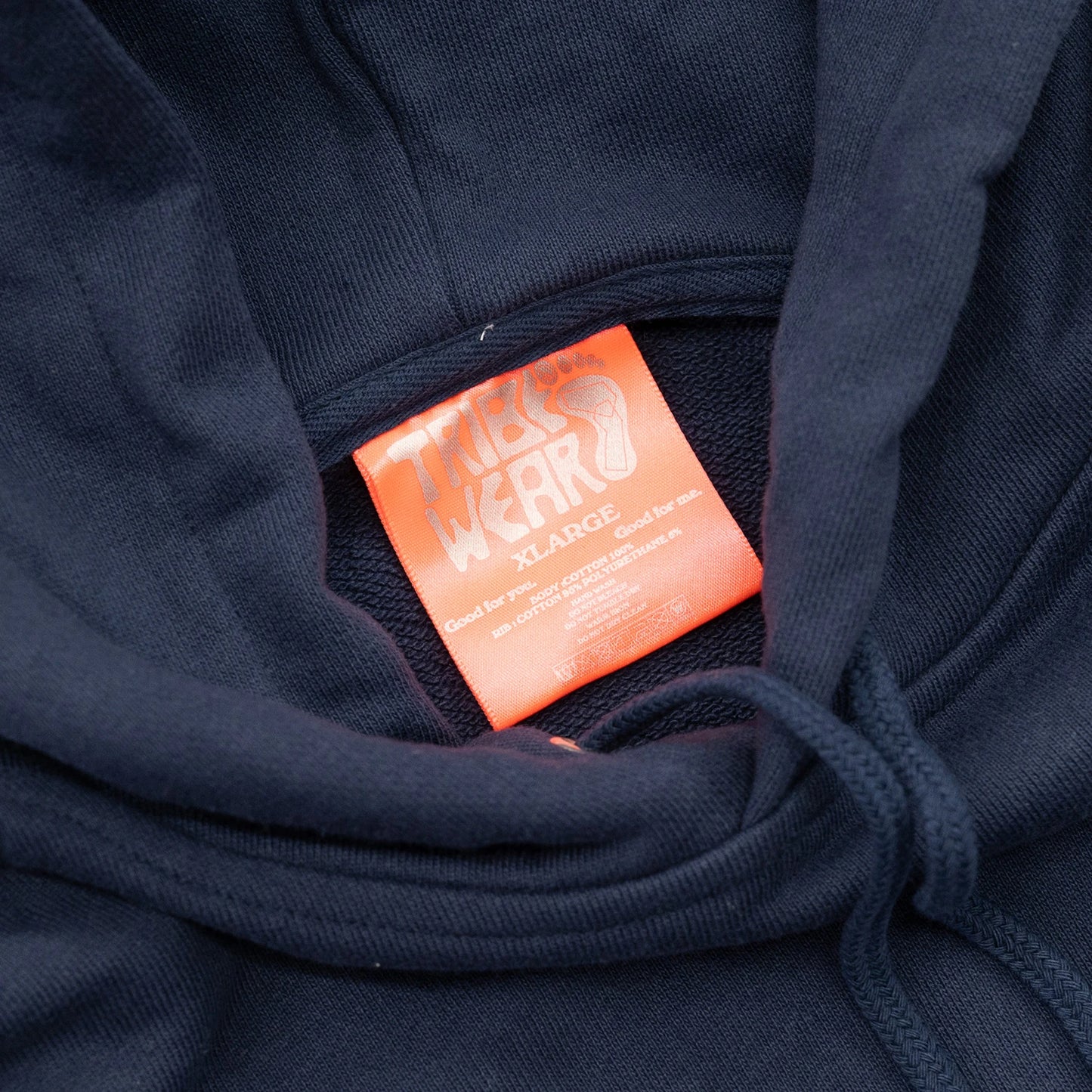 TRIBE WEAR(トライブウェア)の肉厚なフーディー|パーカー「BASIC HOODIE」のNAVYカラーの襟元の写真