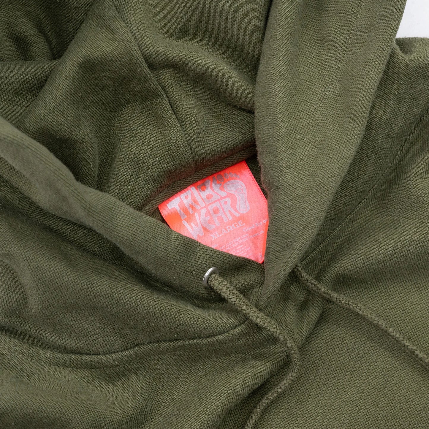 TRIBE WEAR(トライブウェア)の肉厚なフーディー|パーカー「BASIC HOODIE」のOLIVEカラーの襟元の写真