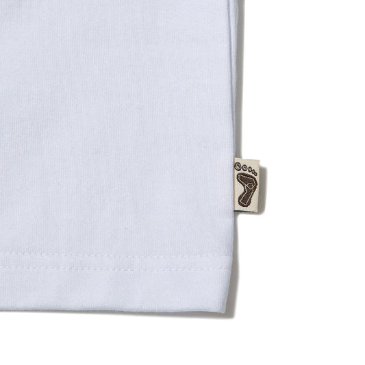 TRIBE WEAR(トライブウェア)のヘビーオンスのTシャツ「BASIC TEE」の左脇下部にあるブランドタグの写真