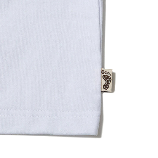 TRIBE WEAR(トライブウェア)のヘビーオンスのTシャツ「BASIC TEE」の左側面下部にあるブランドタグの写真