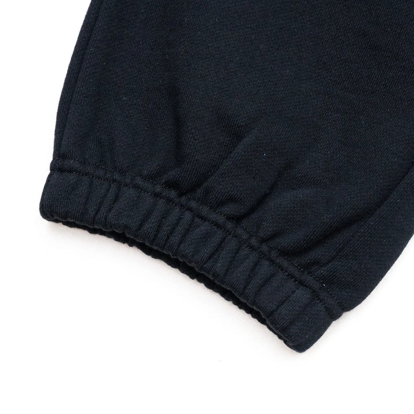 TRIBE WEAR(トライブウェア)のヘビーオンスなパイル生地を使用した「BASIC SWEAT PANTS」のBLACKカラーの裾リブの写真