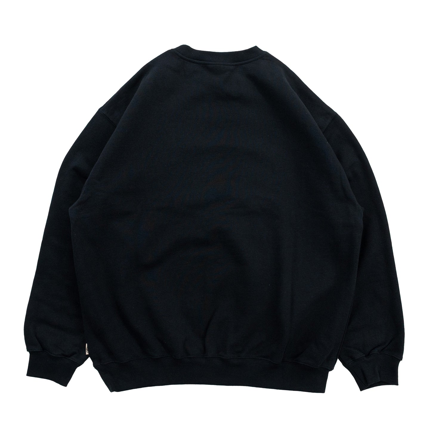 TRIBE WEAR(トライブウェア)の肉厚な生地感とファットなシルエットのクルーネックスエット「BASIC SWEAT CREWNECK」のBLACKカラーの背面からの商品写真
