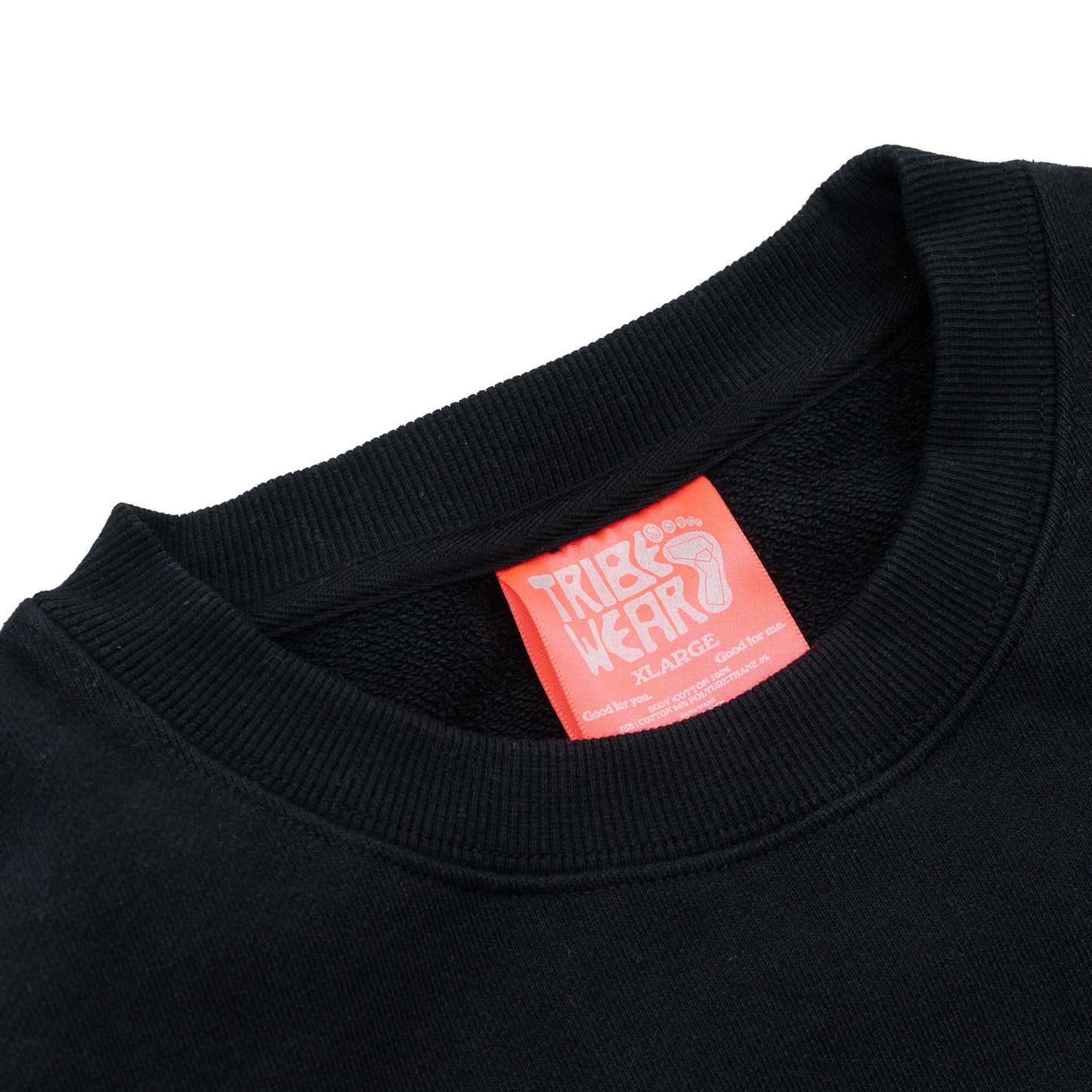 TRIBE WEAR(トライブウェア)の肉厚な生地感とファットなシルエットのクルーネックスエット「BASIC SWEAT CREWNECK」のBLACKカラーの襟元の商品写真
