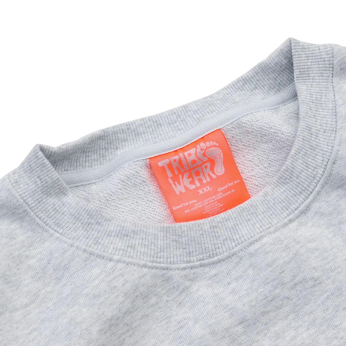 TRIBE WEAR(トライブウェア)の肉厚な生地感とファットなシルエットのクルーネックスエット「BASIC SWEAT CREWNECK」のGREYカラーの襟元の商品写真