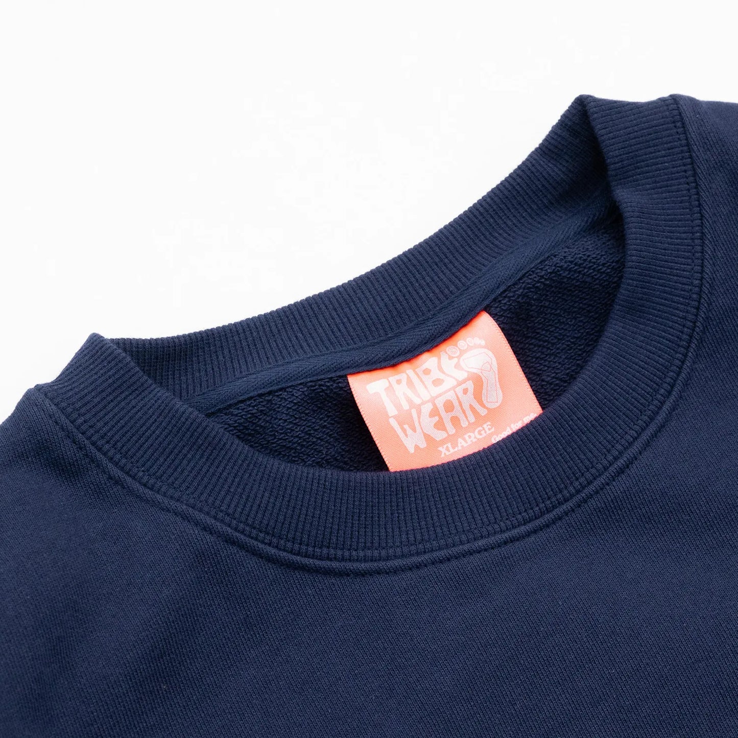 TRIBE WEAR(トライブウェア)の肉厚な生地感とファットなシルエットのクルーネックスエット「BASIC SWEAT CREWNECK」のNAVYカラーの襟元の商品写真