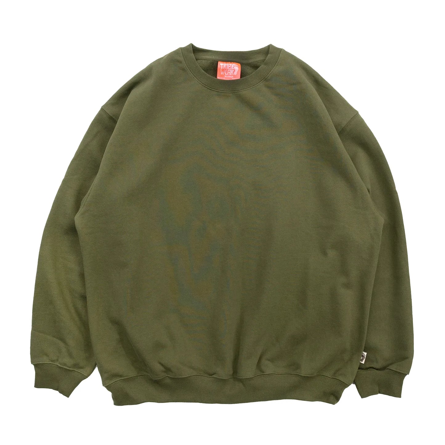 TRIBE WEAR(トライブウェア)の肉厚な生地感とファットなシルエットのクルーネックスエット「BASIC SWEAT CREWNECK」のOLIVEカラーの正面からの商品写真