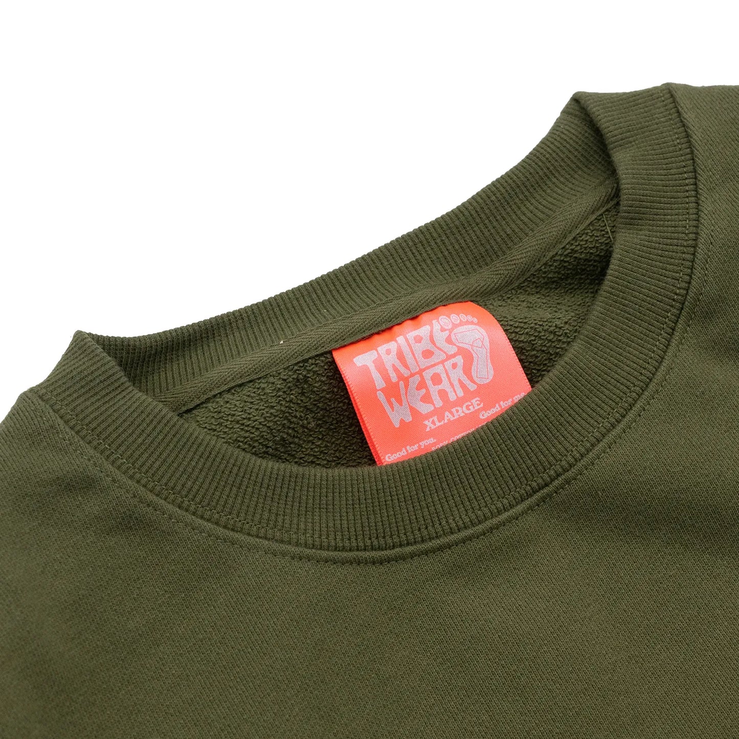TRIBE WEAR(トライブウェア)の肉厚な生地感とファットなシルエットのクルーネックスエット「BASIC SWEAT CREWNECK」のOLIVEカラーの襟元の商品写真