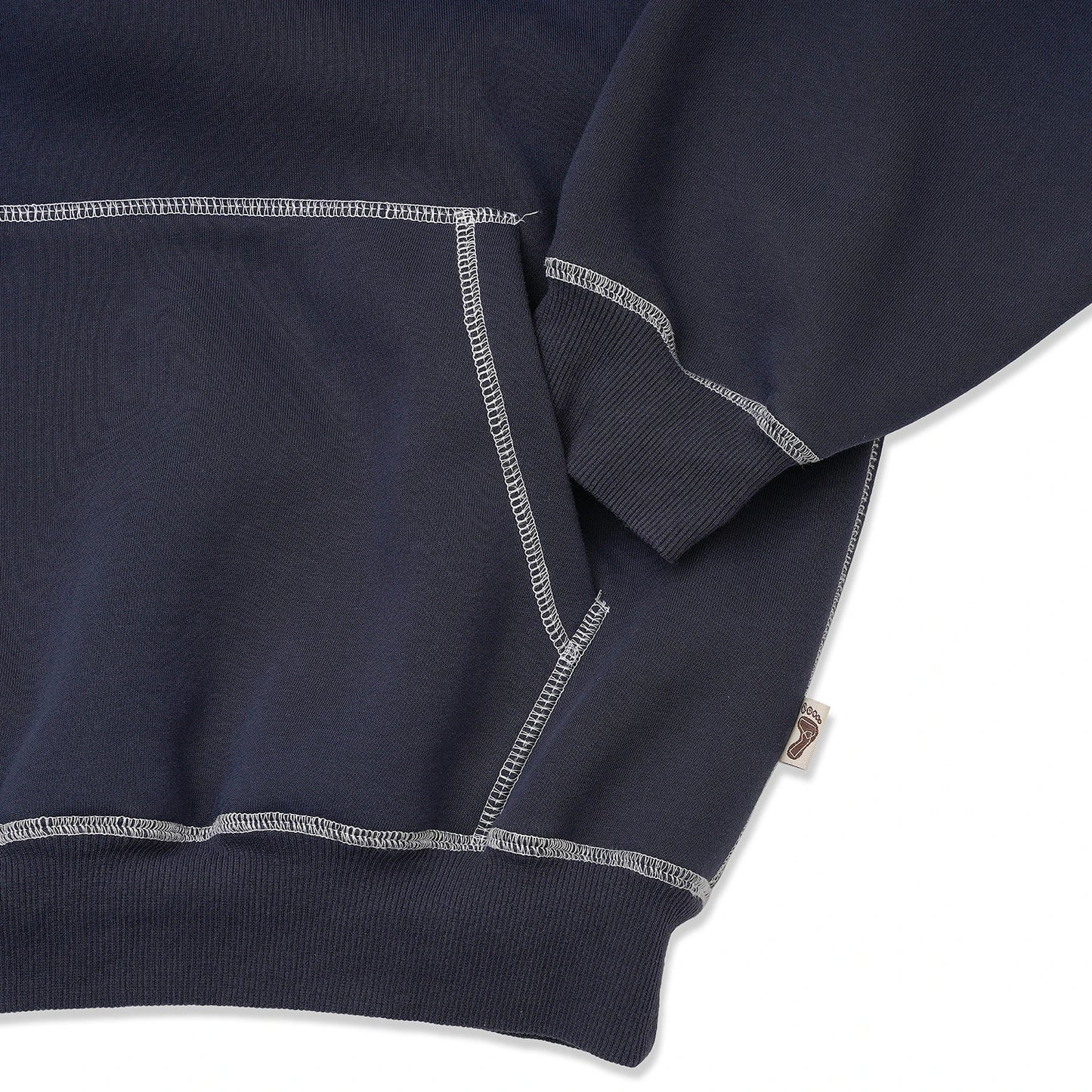 TRIBE WEAR(トライブウェア)のプレミアムな肉厚ヘビーオンスパーカー「NOT BASIC SWEAT HOODIE」のNAVYカラーのフロントポケットと袖リブの商品写真