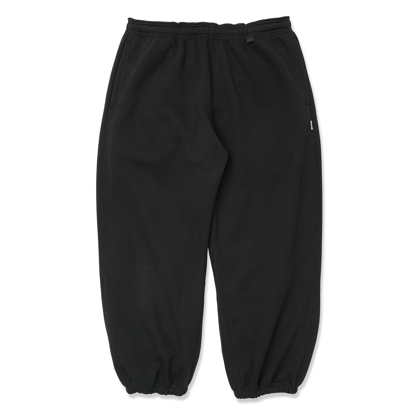 TRIBE WEAR(トライブウェア)のプレミアムな肉厚ヘビーオンスのスエットパンツ「NOT BASIC SWEAT PANTS」のBLACKカラーの正面からの商品写真
