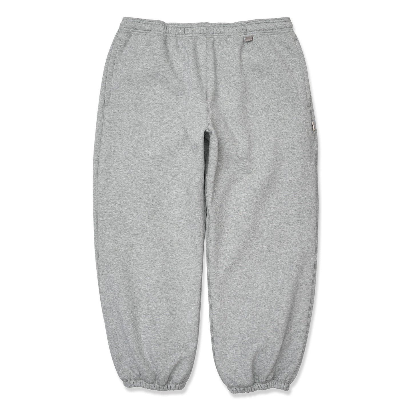 TRIBE WEAR(トライブウェア)のプレミアムな肉厚ヘビーオンスのスエットパンツ「NOT BASIC SWEAT PANTS」のGREYカラーの正面からの商品写真