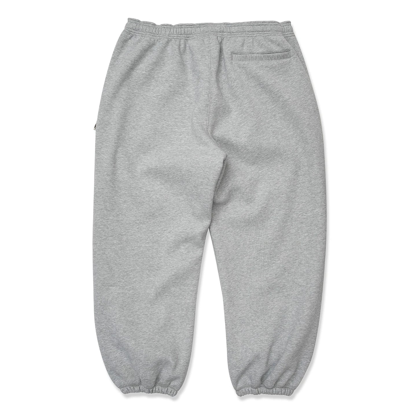TRIBE WEAR(トライブウェア)のプレミアムな肉厚ヘビーオンスのスエットパンツ「NOT BASIC SWEAT PANTS」のGREYカラーの背面からの商品写真