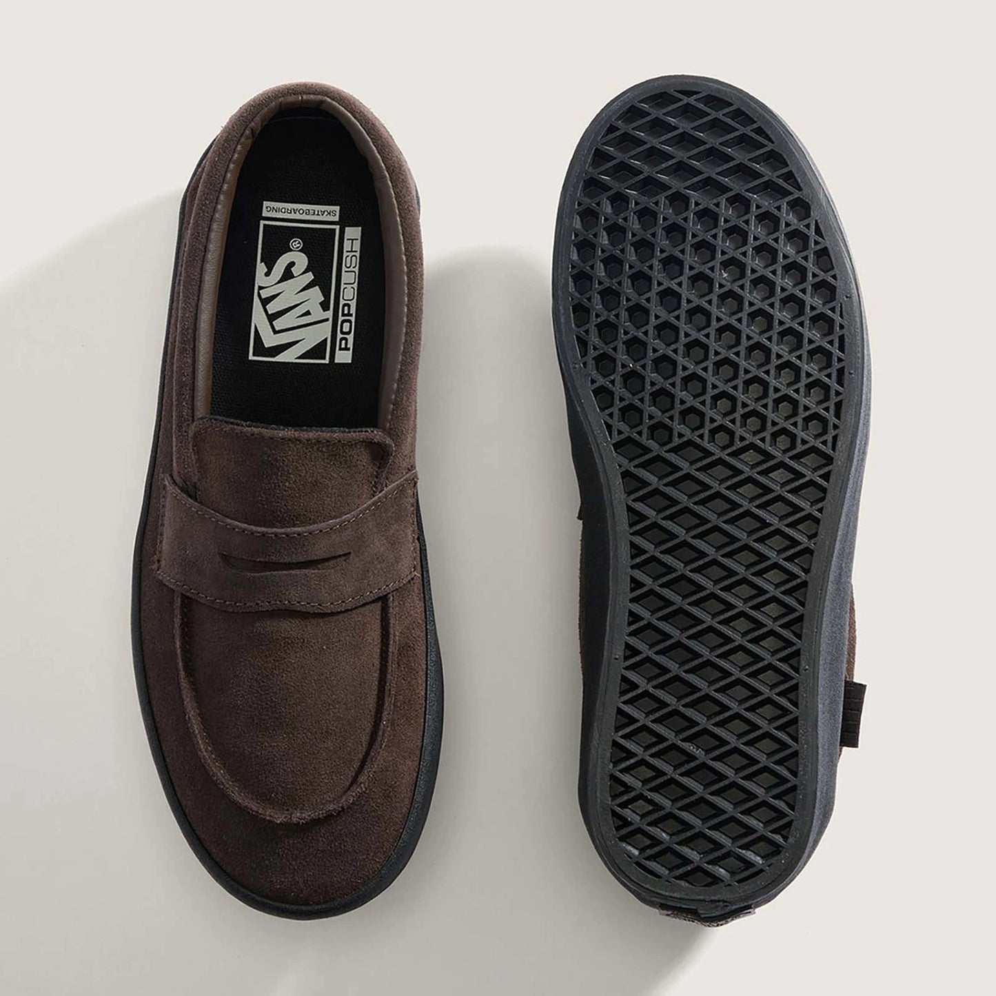 VANSのローファータイプのスケートボードシューズ「SKATE LOAFER」のBROWNカラーの上面からとアウトソールの写真