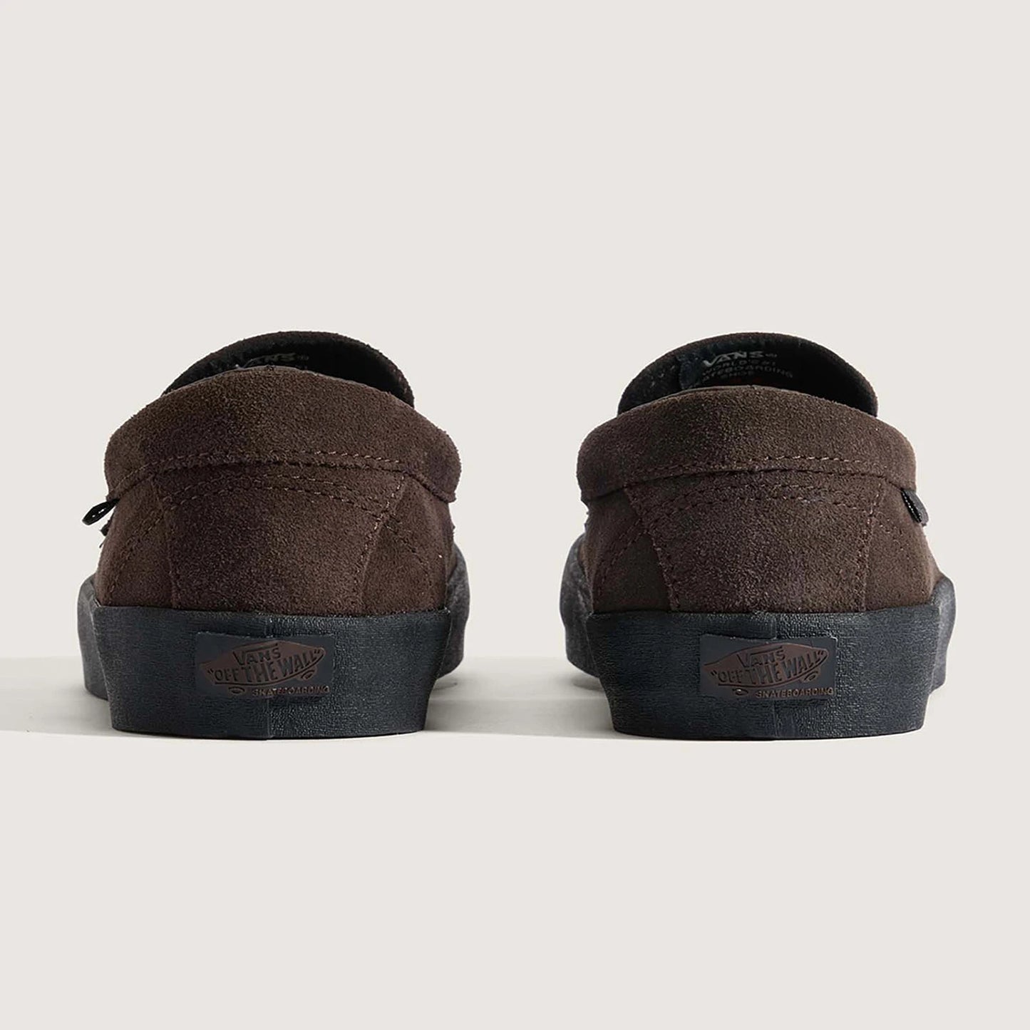 VANSのローファータイプのスケートボードシューズ「SKATE LOAFER」のBROWNカラーの背面からの商品写真