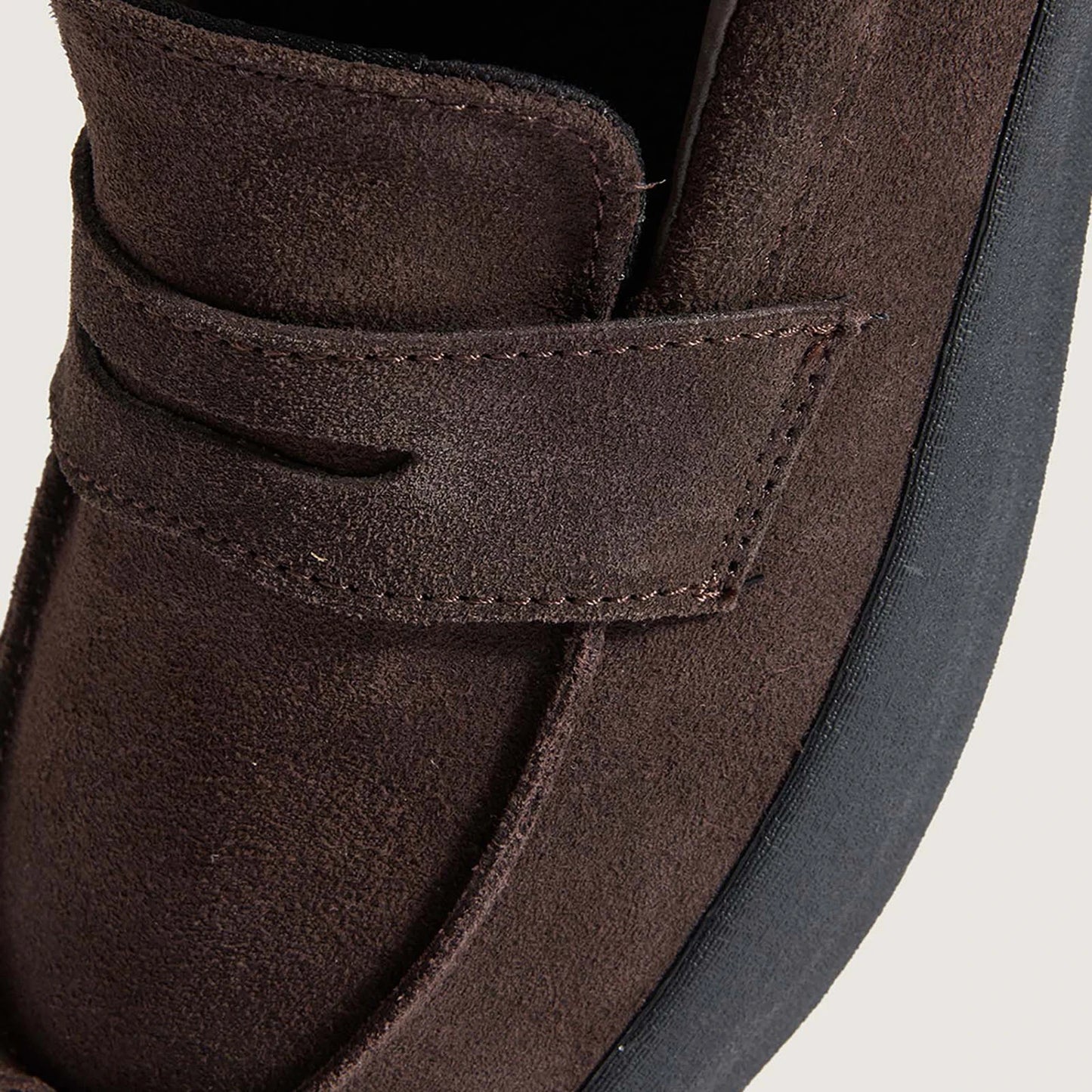 VANSのローファータイプのスケートボードシューズ「SKATE LOAFER」のBROWNカラーのサドル部分の写真