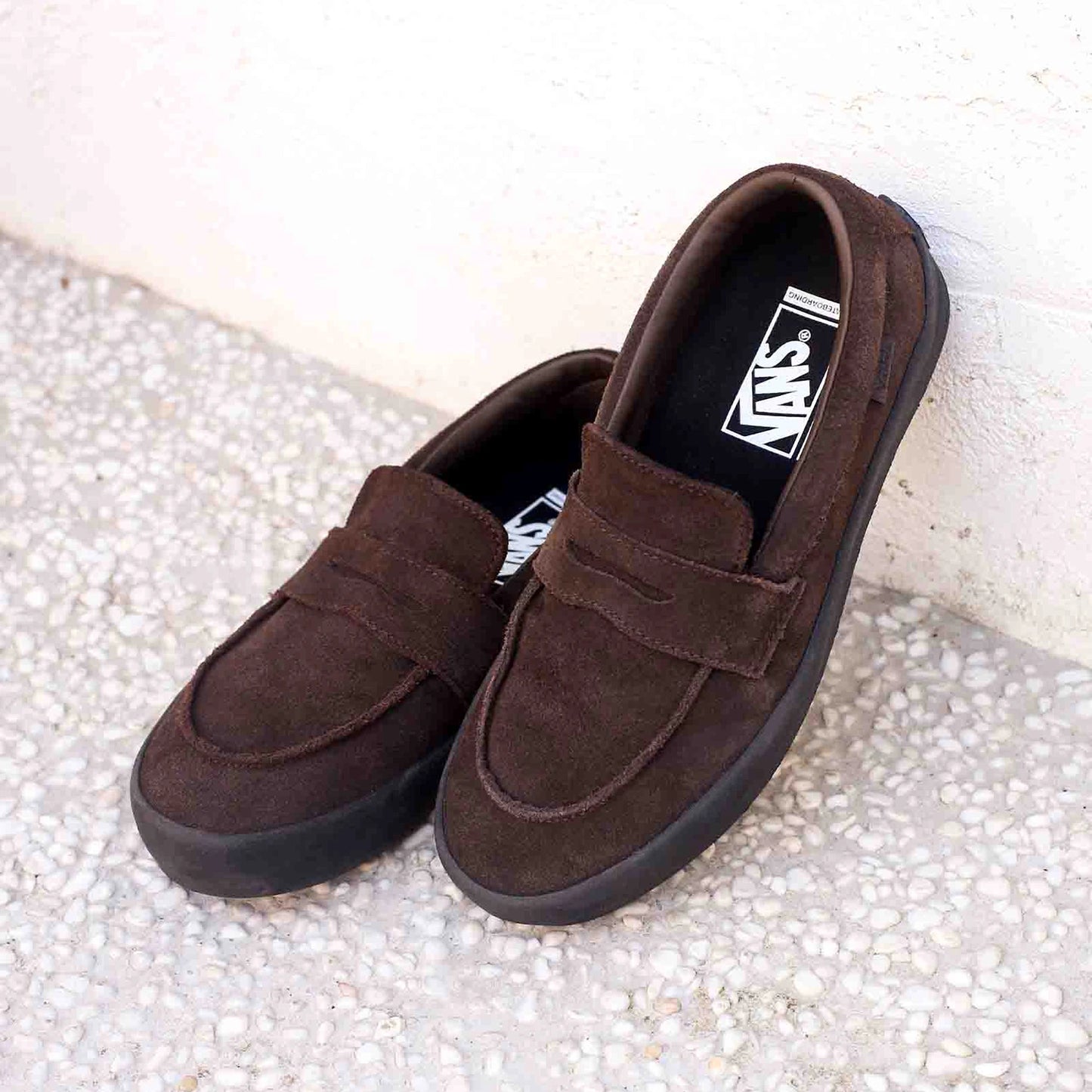 VANSのローファータイプのスケートボードシューズ「SKATE LOAFER」のBROWNカラーのイメージショット