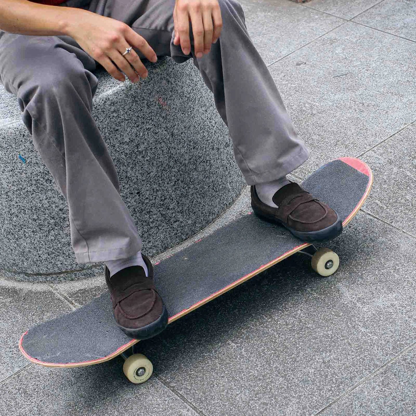 VANSのローファータイプのスケートボードシューズ「SKATE LOAFER」のBROWNカラーの着用写真