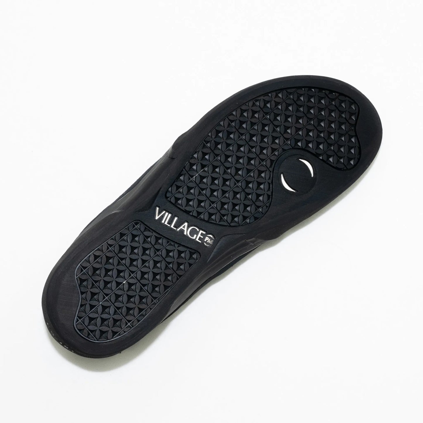 フランス・パリを拠点とする「VILLAGE PM」のアッパーにスエード生地を使用したスケートボード・スケボーシューズ「1:00」のBLACK / NATURAL BLACKカラーのアウトソールの写真