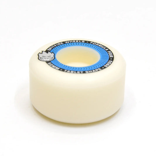 両側面ともフラットカットを採用したSPITFIRE WHEELS(スピットファイア)の特徴的なシェイプのウィール「TABLETS」の52MMサイズの形状がわかりやすい角度からの商品写真