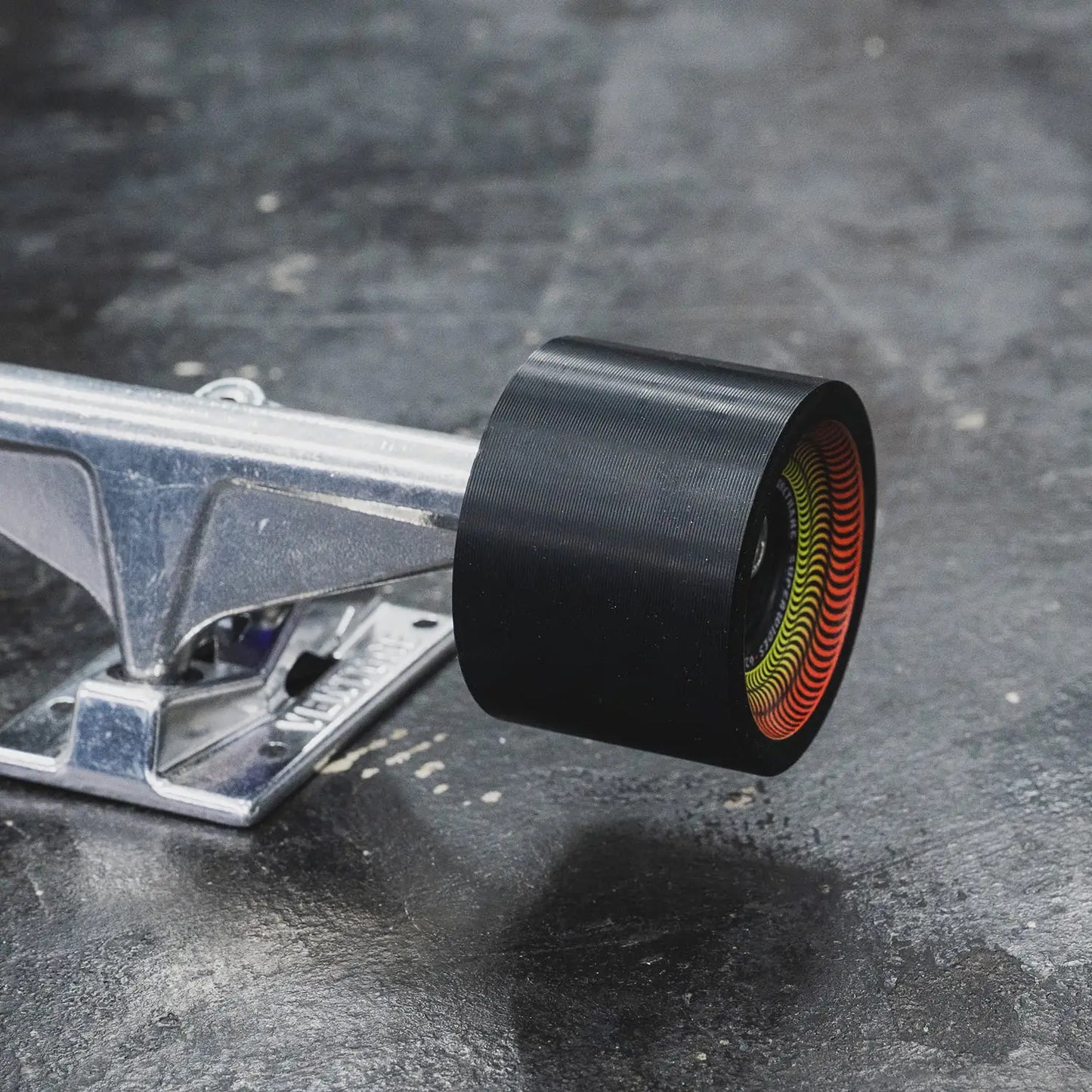 幅広で大きな口径のSPITFIRE WHEELS(スピットファイア)の人気クルーザーウィール「80HD SUPERWIDES」の62MMサイズBLACKカラーをトラックに取り付けた写真