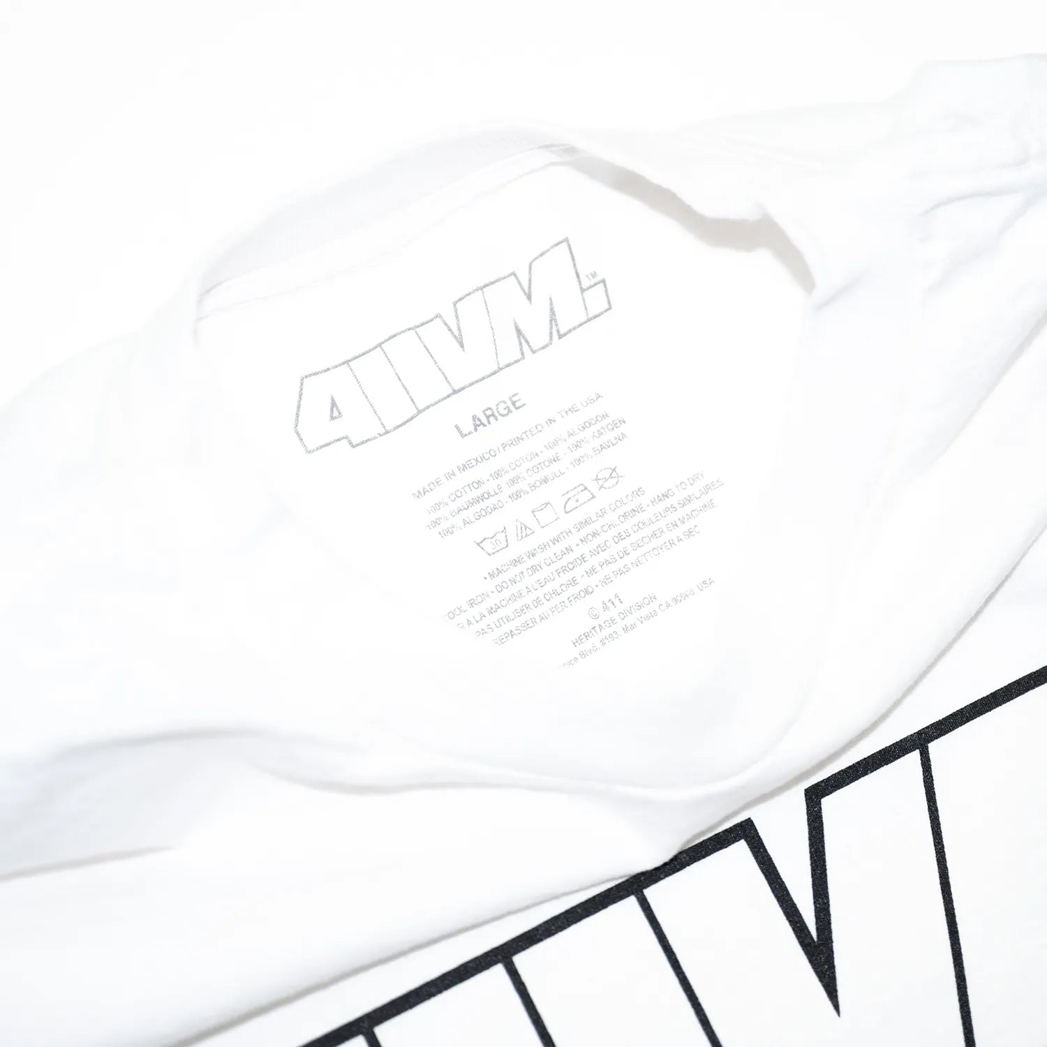 限定リリースされた「411VM 復刻コレクション」からOGロゴがフロントに大きくプリントされたTシャツ「411VM OUTLINE GARMENT PREMIUM TEE」の襟裏のデザインの写真