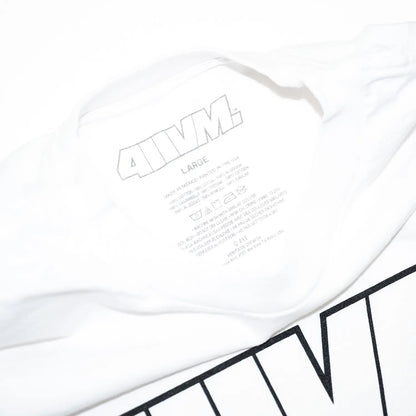 限定リリースされた「411VM 復刻コレクション」からOGロゴがフロントに大きくプリントされたTシャツ「411VM OUTLINE GARMENT PREMIUM TEE」の襟裏のデザインの写真