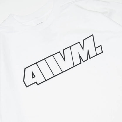 限定リリースされた「411VM 復刻コレクション」からOGロゴがフロントに大きくプリントされたTシャツ「411VM OUTLINE GARMENT PREMIUM TEE」のフロントデザインの写真