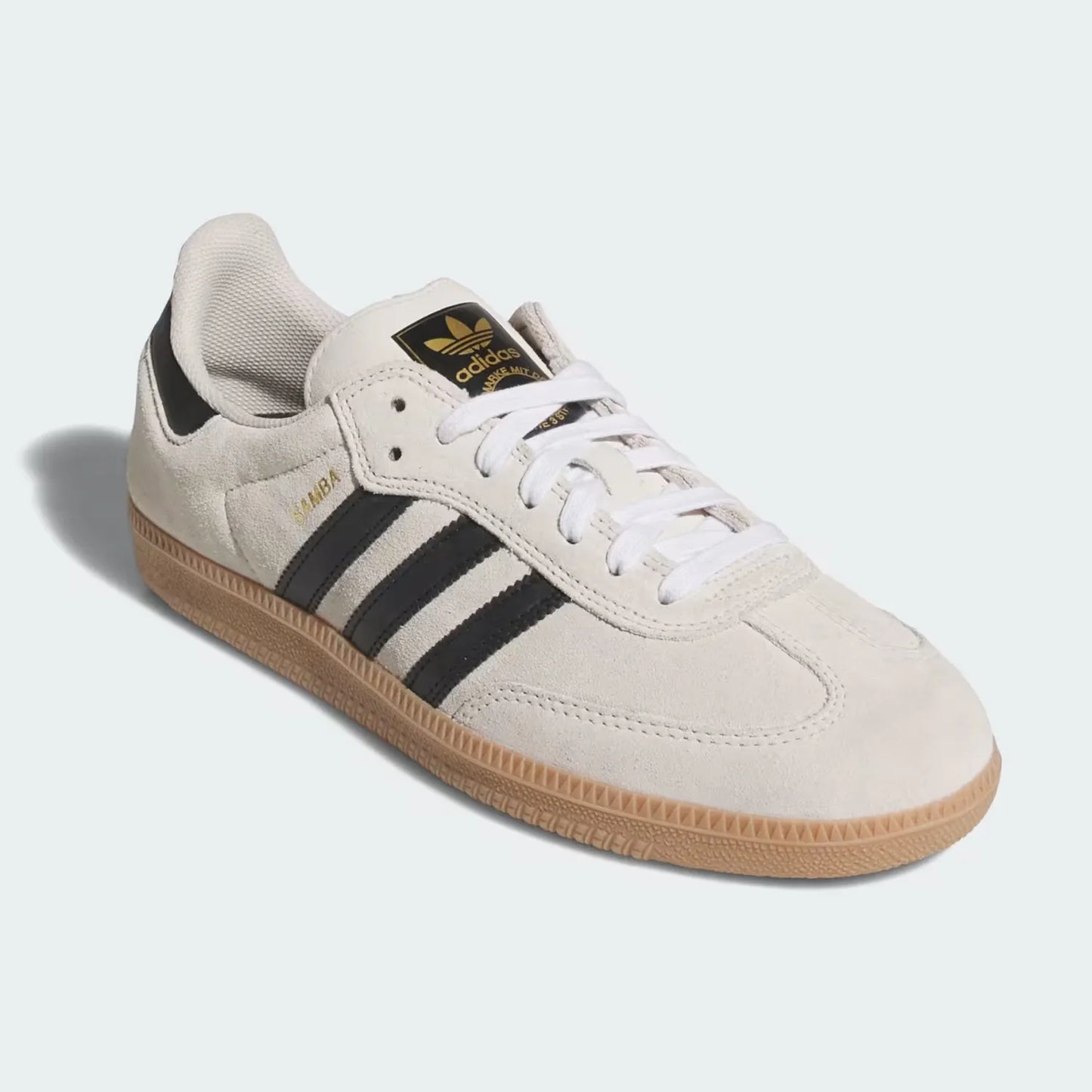 ADIDAS SKATEBOARDING(アディダススケートボーディング)のスケボー・スケートボードシューズ「SAMBA ADV (JR7108)」のALUMINAカラーの右足斜め手前からの商品写真