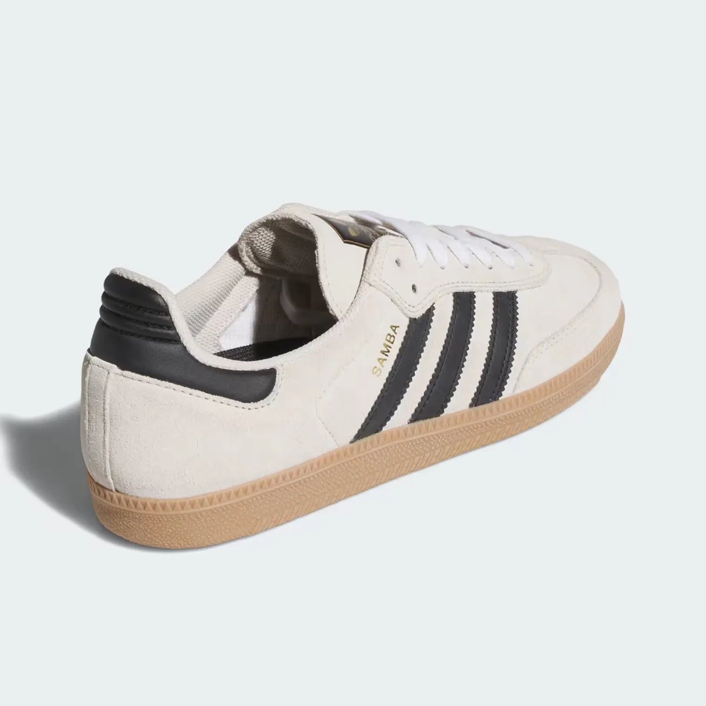 ADIDAS SKATEBOARDING(アディダススケートボーディング)のスケボー・スケートボードシューズ「SAMBA ADV (JR7108)」のALUMINAカラーの右足右斜め後ろからの商品写真