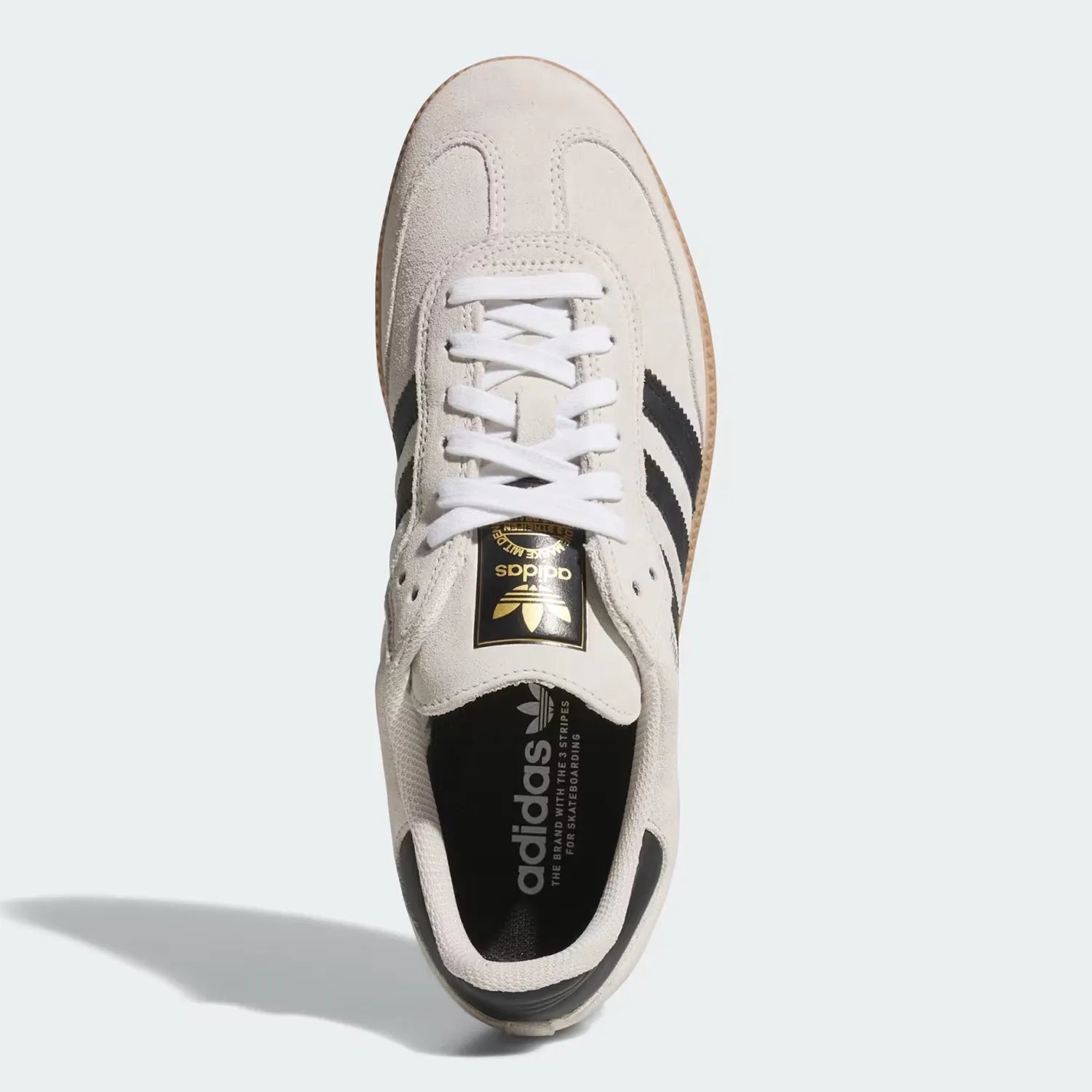 ADIDAS SKATEBOARDING(アディダススケートボーディング)のスケボー・スケートボードシューズ「SAMBA ADV (JR7108)」のALUMINAカラーの右足上面からの商品写真