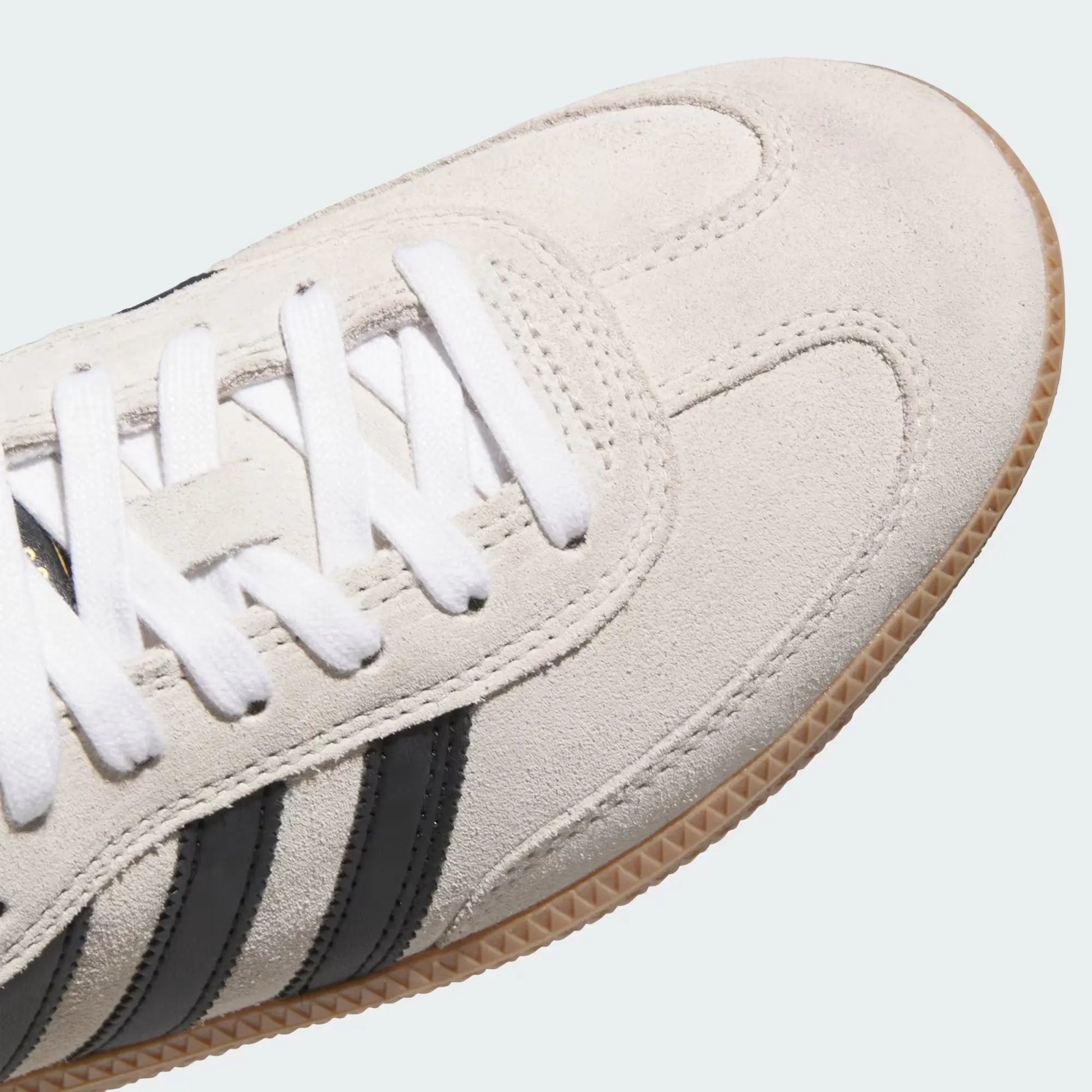 ADIDAS SKATEBOARDING(アディダススケートボーディング)のスケボー・スケートボードシューズ「SAMBA ADV (JR7108)」のALUMINAカラーの右足つま先の写真