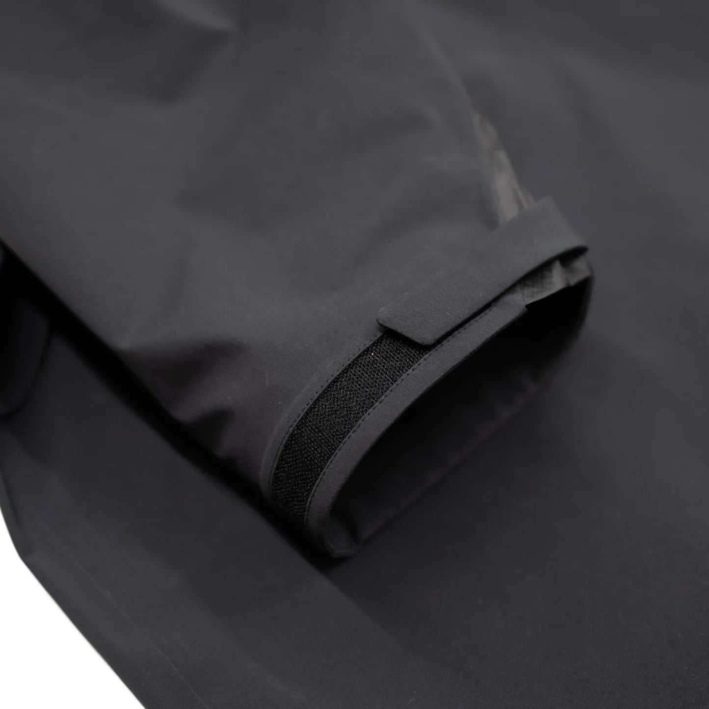 米軍の「ECWCS LEVEL6 JACKET GEN1 後期型」をベースにAndersが再構築したの3LAYERコート「3LAYERS ECWCS HARD SHELL COAT」のMATT BLACKカラーの袖部分の写真