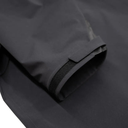 米軍の「ECWCS LEVEL6 JACKET GEN1 後期型」をベースにAndersが再構築したの3LAYERコート「3LAYERS ECWCS HARD SHELL COAT」のMATT BLACKカラーの袖部分の写真