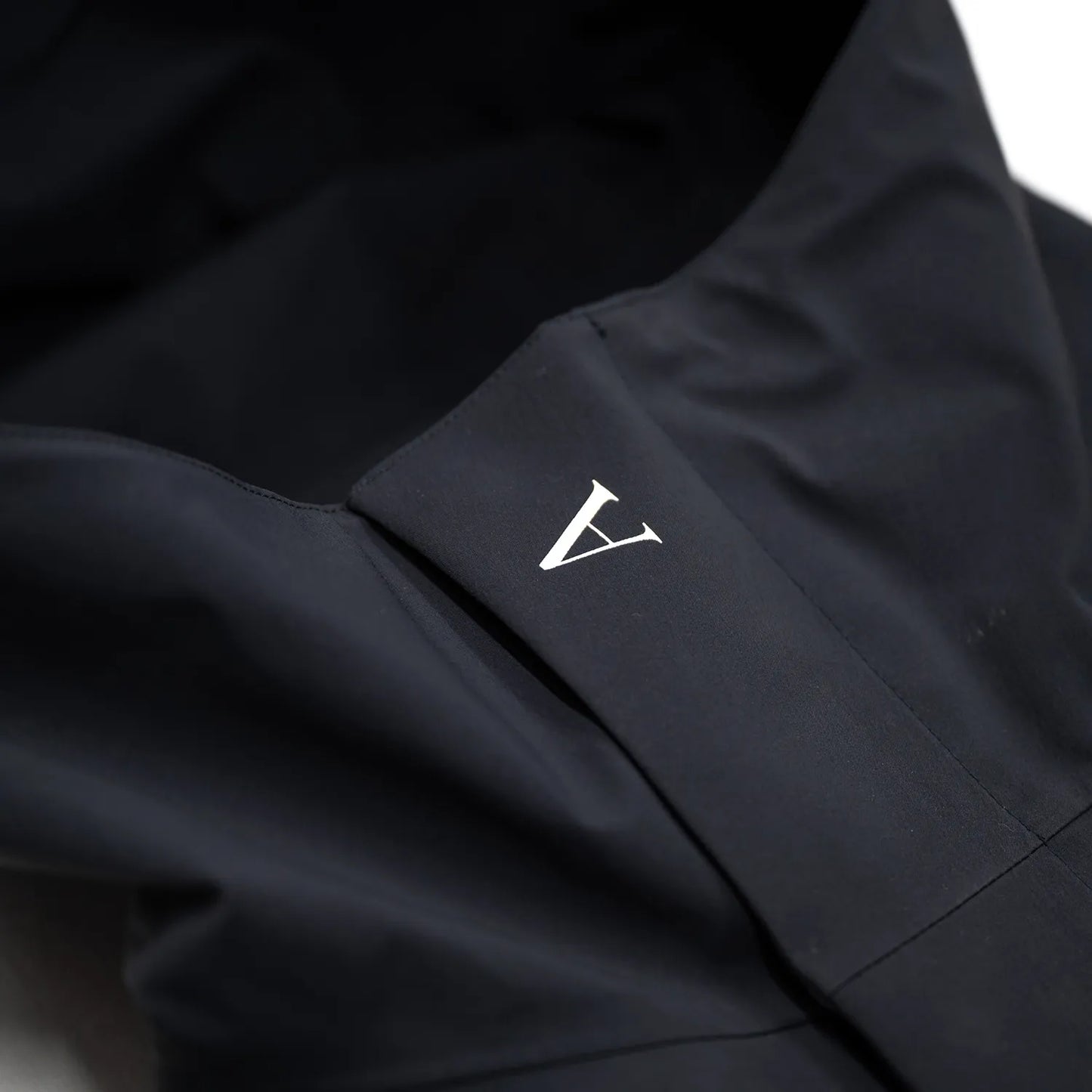 米軍の「ECWCS LEVEL6 JACKET GEN1 後期型」をベースにAndersが再構築したの3LAYERコート「3LAYERS ECWCS HARD SHELL COAT」のMATT BLACKカラーの襟元のデザイン写真
